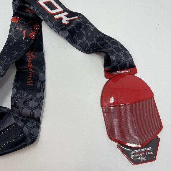 Disney Star Wars 2018 Dark Side 10K Finisher Medal RunDisney Red Guard - Picture 2 of 5